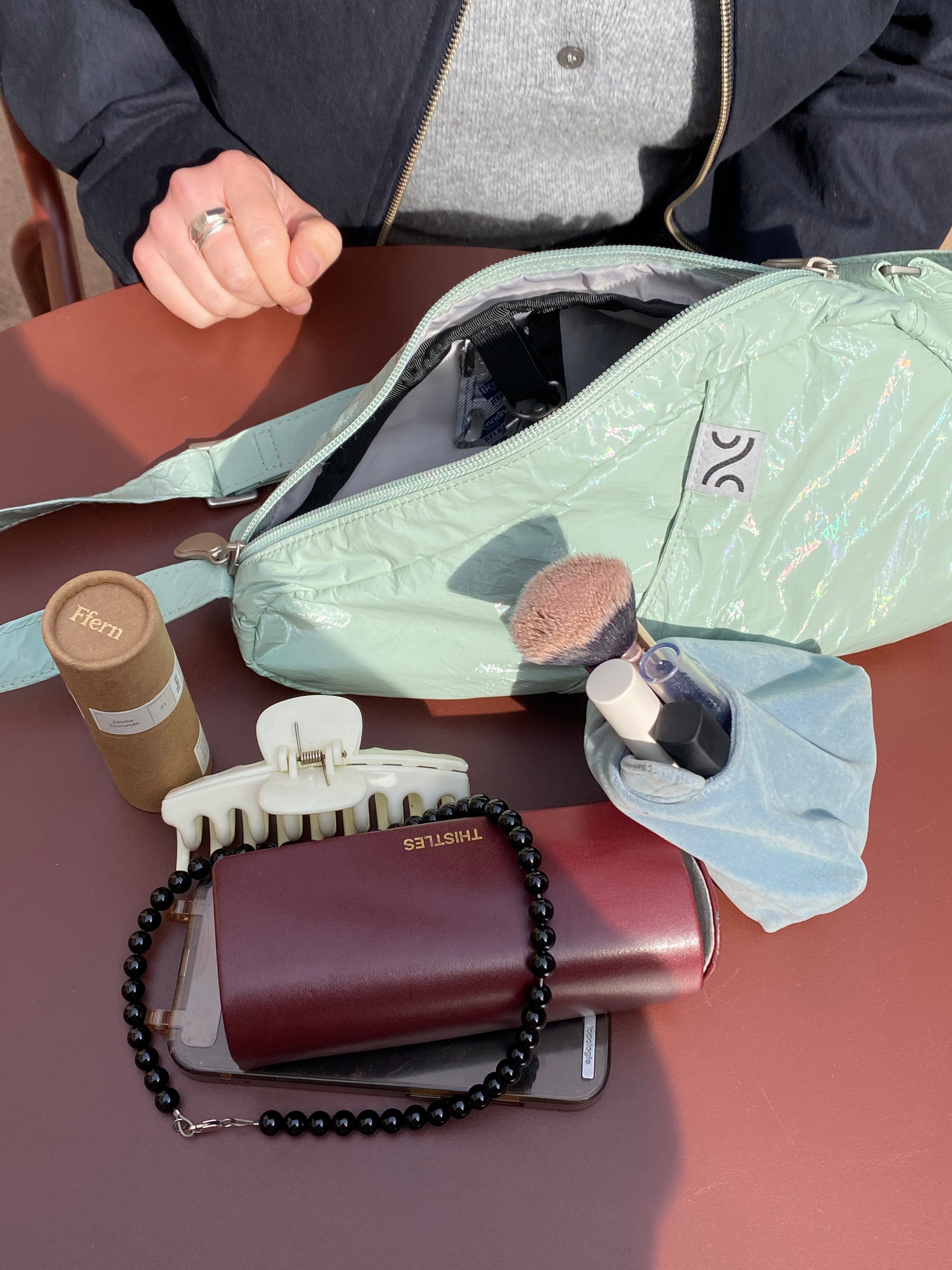 Minimise mess: chaos decluttering your bag